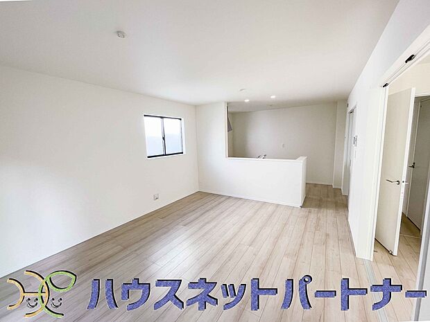 リビングは、食事スペースと寛げる場所設けてもまだ余裕の広さ。明るい光が照らしてくれます。