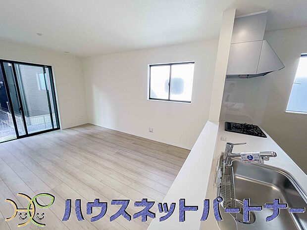 キッチン吊戸棚を無くす事によって、コミュニケーションを重視した設計に致しました。区画によって変わる一体感を、実際にご覧になって頂けましたらと思います。