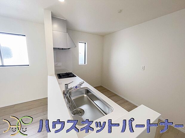 明るく開放的なオープンキッチン。家族とのコミュニケーションが取りやすく、みんなの笑顔が溢れます。