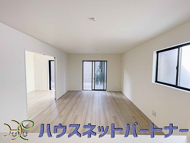 明るく開放的なダイニング。家族とのコミュニケーションが取りやすく、みんなの笑顔が溢れます。