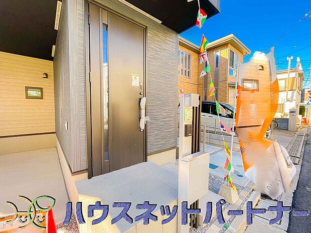 玄関の扉を開けるとそこは家族の待つお家。笑い声が聞こえてきそう。