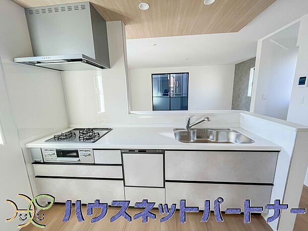 人工大理石のワークトップやシンクは、水を流しただけできれいになったように見えます。白いキッチンは明るく清潔感があり、とっても素敵です。