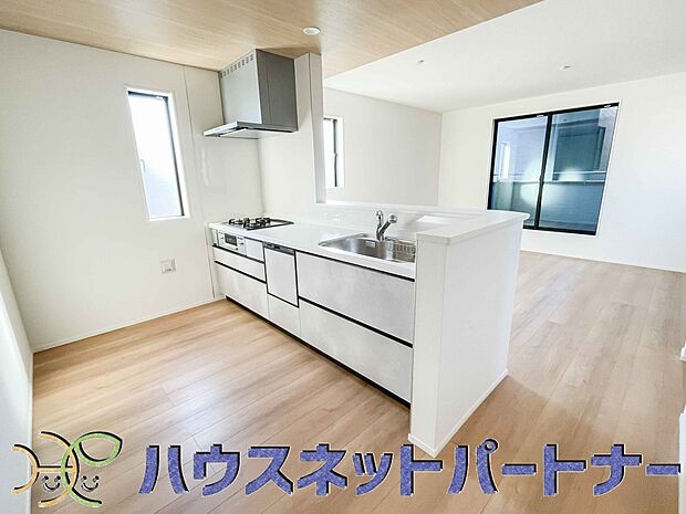 カウンターキッチンは広くて収納力もあるので、快適に料理をすることができます。食器や炊事用具を手の届くところに配置しやすいため調理もスピーディーです。