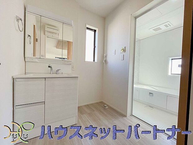 明るい清潔感のある洗面所は、鏡も大きくシンクが広々。朝の支度も楽にこなせます。