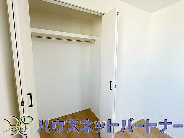 壁面クローゼットのメリットは、衣類が横一列に並ぶためひと目で洋服が選びやすいこと。衣類をたくさんお持ちの方も、限られたスペース内に無理なく収納することができます。