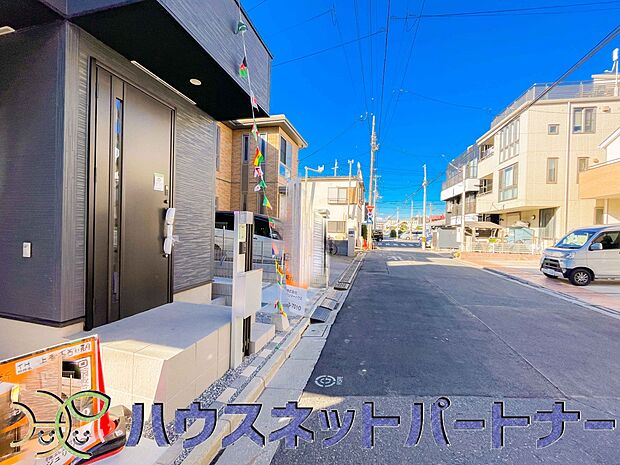 前面道路でお車を駐車するのも楽々。