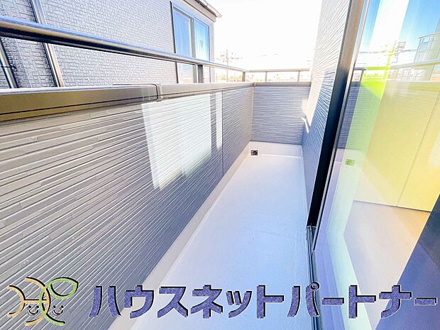 青い空が近くに感じるバルコニーは、爽やかな風をお部屋へ運んでくれます。