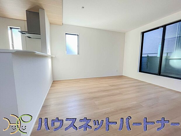 リビングは、食事スペースと寛げる場所設けてもまだ余裕の広さ。明るい光が照らしてくれます。