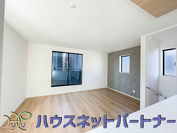 キッチン吊戸棚を無くす事によって、コミュニケーションを重視した設計に致しました。区画によって変わる一体感を、実際にご覧になって頂けましたらと思います。