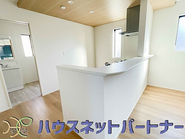 カウンターがあると配膳が楽なことがメリットの一つ。後片付けをするときも、ダイニングテーブルからあまり動かずに流し台へ運ぶことができるので便利です♪