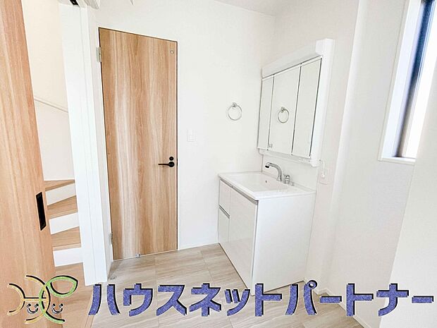 毎日使う洗濯機。しっかりと奥行きのある置き場が確保されています。