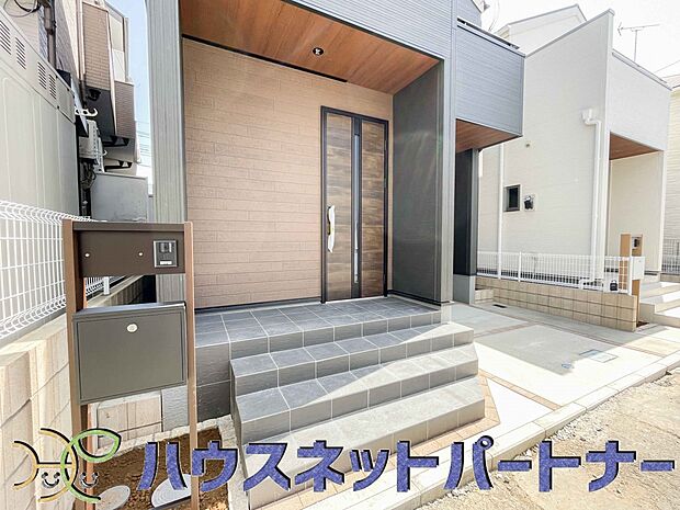 玄関の扉を開けるとそこは家族の待つお家。笑い声が聞こえてきそう。