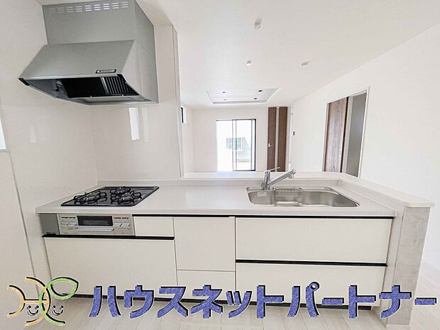 三口コンロで料理の幅を拡げてくれる使いやすいシステムキッチンを採用。洗い場も大きいので野菜や食器を洗ったりする際にも捗り、奥様の強い味方となってくれるはずです。