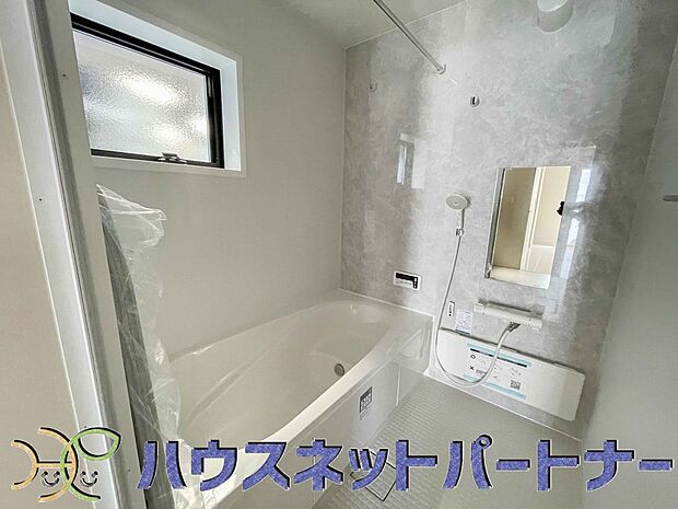 高級感溢れるカラーと大きさ・柔らかな曲線で構成された半身浴も楽しめるバスタブが心地よさをもたらします。