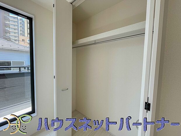 壁面クローゼットのメリットは、衣類が横一列に並ぶためひと目で洋服が選びやすいこと。衣類をたくさんお持ちの方も、限られたスペース内に無理なく収納することができます。