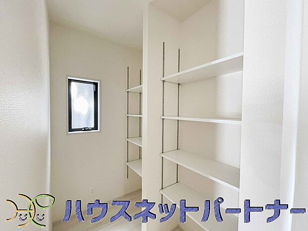 物の高さや大きさにより自由に高さを調整できる可動棚。入れたいものに合わせてアレンジできるので収納場所が自然と定まり、整理整頓も楽々行えます。