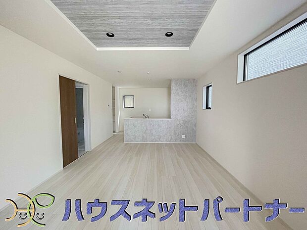 大きな窓から光が入るダイニング、これだけで解放感は変わります。