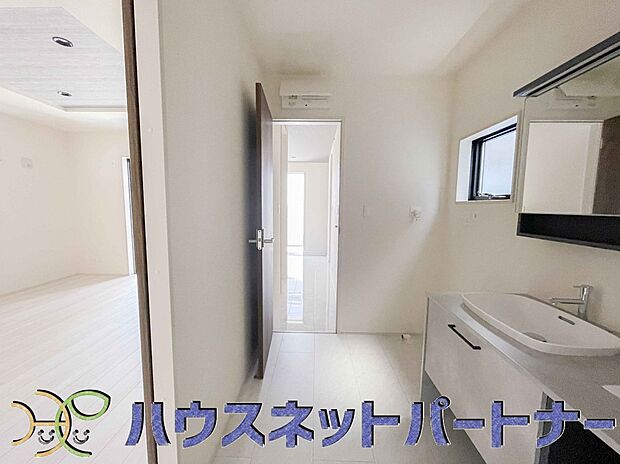 広い脱衣所、洗面台も大きなサイズを設置。戸建では見ない広さと解放感。