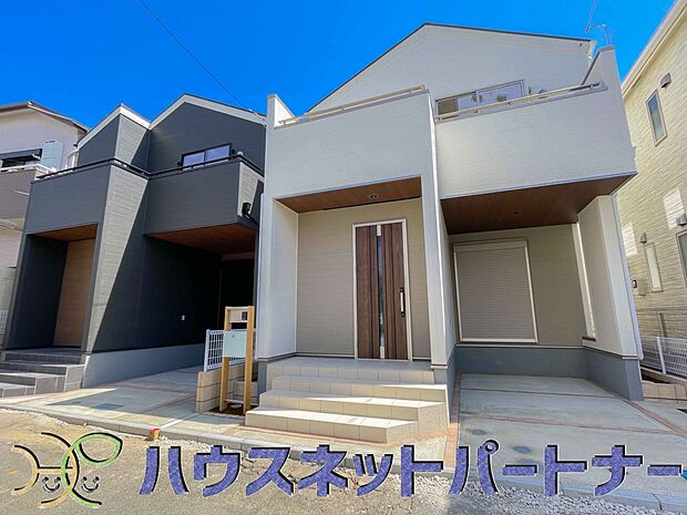 堂々たる趣ながら、主張し過ぎずどこか余裕を感じさせるシャープなフォルムで佇む邸宅は、晴天の空と照らし合わせる事で、本来あるべき完成形の姿を見せてくれます。