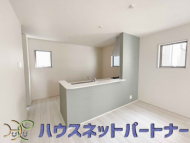 カウンターキッチンなら、リビングで遊ぶ子供の様子を見ながら料理ができるので安心です。料理を運んでもらったり、子供にお手伝いしてもらいやすいのもいいですね♪