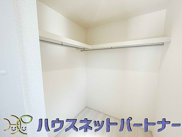 ウォークインクローゼットのメリットは、衣類の他、バッグやアクセサリーなど、身につけるものを一部屋に集めて管理できること。必要なときに見つけやすいです。