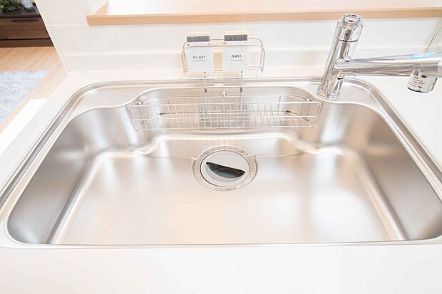 (全面エンボス加工ステンレスシンク)傷や汚れが付きにくい全面エンボス加工シンクです。シンク底面の裏面に制振材を装着し、水はねの音や食器が当たる音を大幅に軽減する静音仕様です。