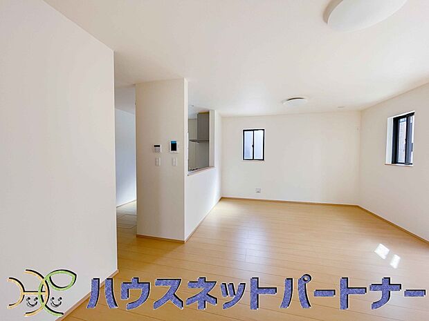 整然とした空間演出、快適な理想の暮らしの実現は家のみの拘りではなく、そこで暮らす方々にとって素敵な環境であることも挙げられると思います。四季折々の変化が奏でる鼓動を楽しんで下さい。