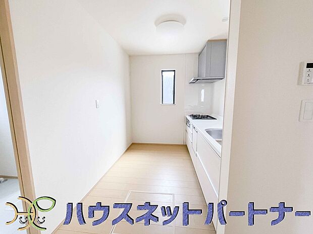 カウンターキッチンは広くて収納力もあるので、快適に料理をすることができます。食器や炊事用具を手の届くところに配置しやすいため調理もスピーディーです。