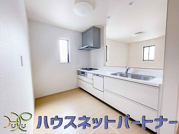 ビルトイン食器洗乾燥機完備。家事のお手伝いをしてくれる奥様の味方です。食器を洗っている間にお掃除など、様々なシーンで家事の時短に役立つ食洗機。省スペースのビルトインタイプを採用致しました。