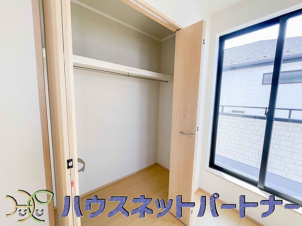 壁面クローゼットのメリットは、衣類が横一列に並ぶためひと目で洋服が選びやすいこと。衣類をたくさんお持ちの方も、限られたスペース内に無理なく収納することができます。