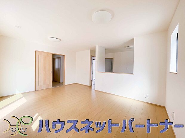 リビングは、食事スペースと寛げる場所設けてもまだ余裕の広さ。明るい光が照らしてくれます。