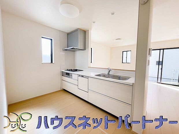 明るく開放的なオープンキッチン。家族とのコミュニケーションが取りやすく、みんなの笑顔が溢れます。