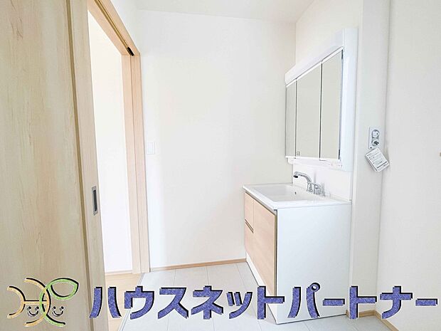 毎日使う洗濯機。しっかりと奥行きのある置き場が確保されています。