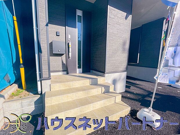 玄関前に季節のお花を置いて可愛く演出してみてはいかがですか。楽しいお家造りが待っています。