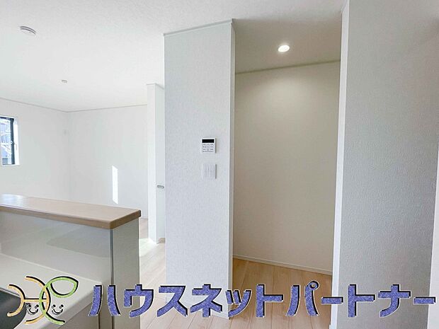 パントリー（食料庫）常温保存できるパン、お米、調味料、缶詰など、日常的に使うものや未開封の食品の収納にぴったり。棚にものを並べて収納すれば、何が足りないのかひと目で確認できます。