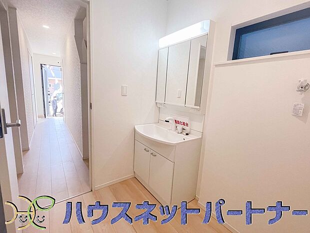 大きく見やすい三面鏡で清潔感ある洗面台は、身だしなみチェックや肌のお手入れに最適です。何かと物が増える場所だからこそ、スッキリと見映えの良い空間に拵えました。