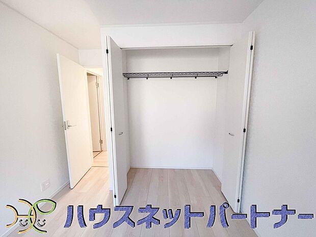 壁面クローゼットのメリットは、衣類が横一列に並ぶためひと目で洋服が選びやすいこと。衣類をたくさんお持ちの方も、限られたスペース内に無理なく収納することができます。