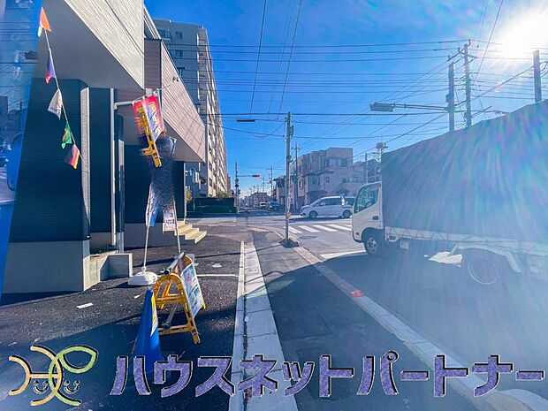 前面道路の日当たりの良い明るいお家。