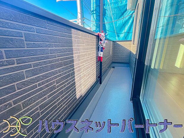 青い空が近くに感じるバルコニーは、爽やかな風をお部屋へ運んでくれます。