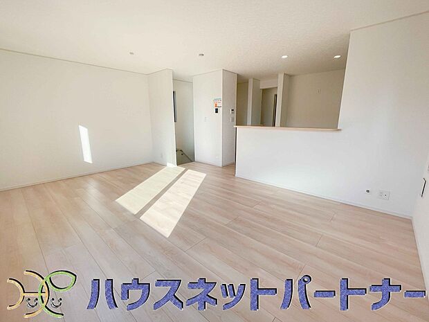 リビングは、食事スペースと寛げる場所設けてもまだ余裕の広さ。明るい光が照らしてくれます。