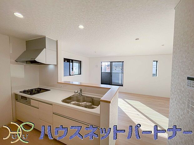 カウンターキッチンなら、リビングで遊ぶ子供の様子を見ながら料理ができるので安心です。