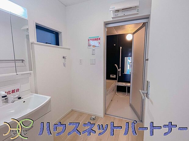 毎日使う洗濯機。しっかりと奥行きのある置き場が確保されています。