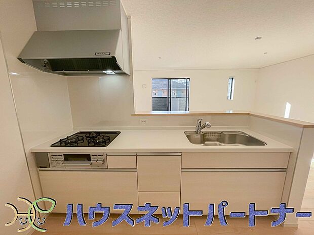 明るく開放的なオープンキッチン。家族とのコミュニケーションが取りやすく、みんなの笑顔が溢れます。