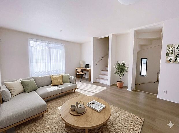 太陽の光が照らす明るいリビングは、開放感があり通風・採光に優れ、心地よい光と風が舞い込んできます。心休まるリビングは何よりも快適な時間を過ごせます。