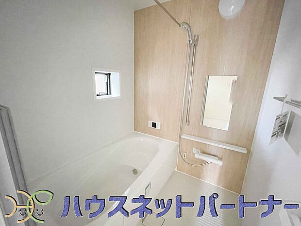 明るい作りの浴室は心も体もリフレッシュさせてくれます。窓もあるので湿気を外へ逃がすことも出来ます。