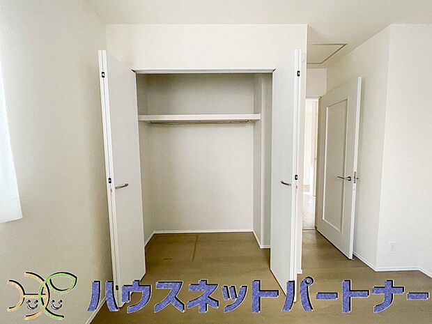 壁面クローゼットのメリットは、衣類が横一列に並ぶためひと目で洋服が選びやすいこと。衣類をたくさんお持ちの方も、限られたスペース内に無理なく収納することができます。