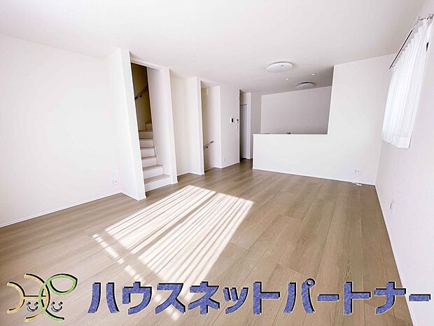 リビングは、食事スペースと寛げる場所設けてもまだ余裕の広さ。明るい光が照らしてくれます。