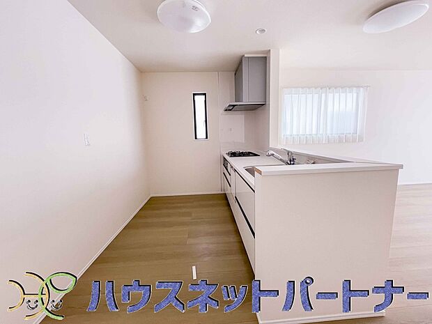 キッチン吊戸棚を無くす事によって、コミュニケーションを重視した設計に致しました。区画によって変わる一体感を、実際にご覧になって頂けましたらと思います。