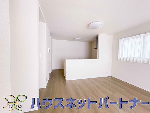 お料理できたらカウンターから手渡しができます。家族で会話をしながらお料理を楽しく。