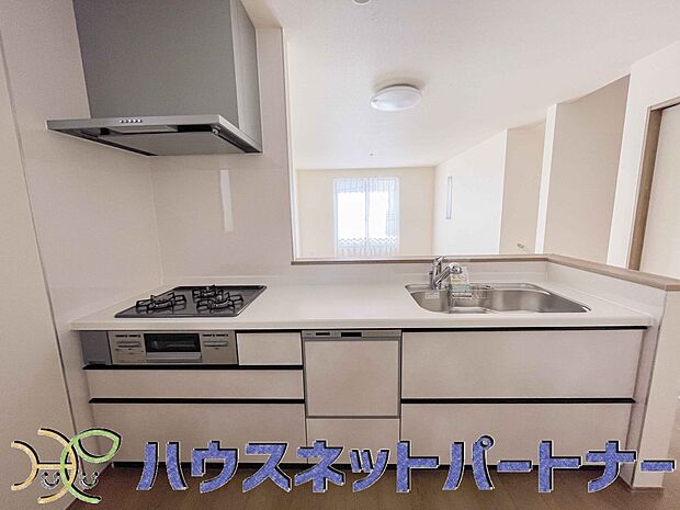 ビルトイン食器洗乾燥機完備。家事のお手伝いをしてくれる奥様の味方です。食器を洗っている間にお掃除など、様々なシーンで家事の時短に役立つ食洗機。省スペースのビルトインタイプを採用致しました。